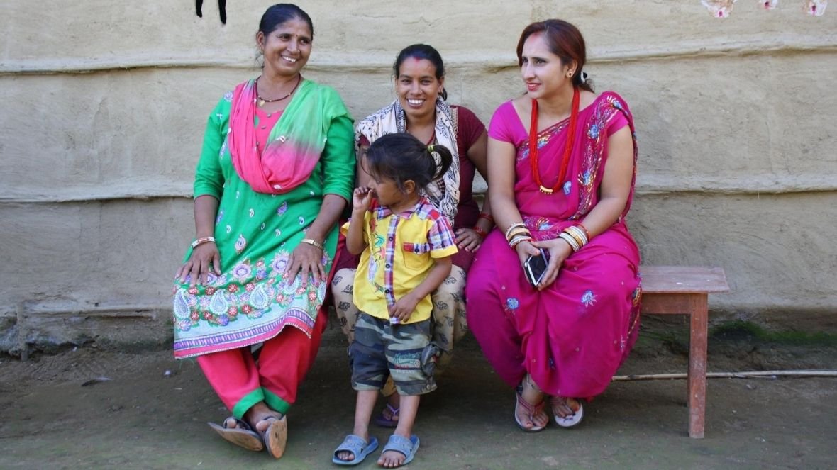 Mokytojo Taros žmona Anjana (dešinėje) ir jos kaimynės. Nepaliečiai vyrai neretai išvyksta uždarbiauti į Indiją, todėl būna, kad moterims daug laiko tenka praleisti vienoms