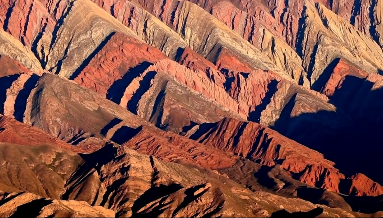 The erosion of time over millions of years has produced the characteristic form of papalela-like cuts in layers similar to folding.