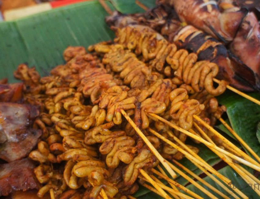 Food Trip: Affordable Pinoy Street Food at a Makati City Park | Rein's
