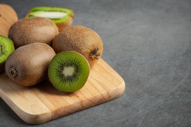 fresh_kiwi_cut_into_half_put_wooden_cutting_board_1150_28131.jpg