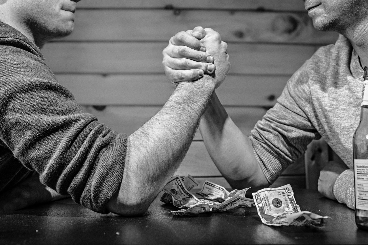 arm-wrestling-bar-bet-4417.jpg