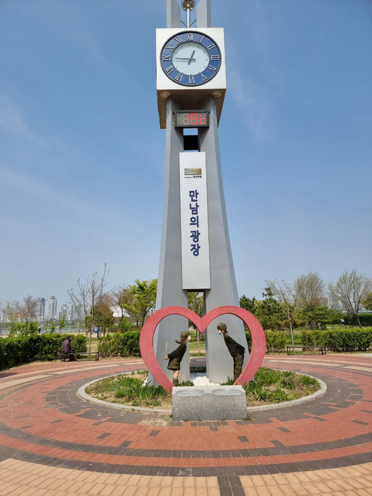 A dating square in the Hangang River Park