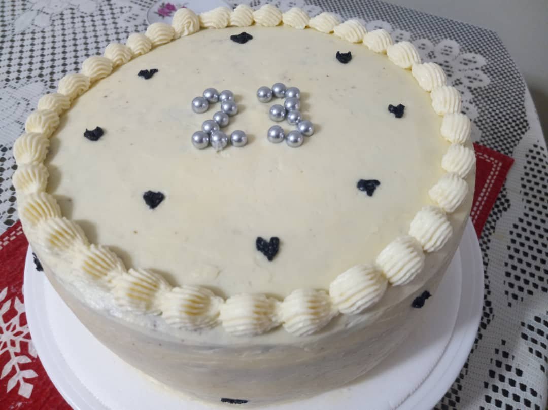 Torta umida al cioccolato e arachidi per amanti del buon gusto.