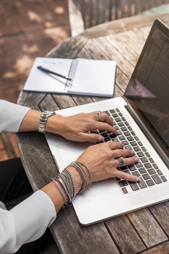 " "linkedin-sales-solutions-0QvTyp0gH3A-unsplash.jpg""