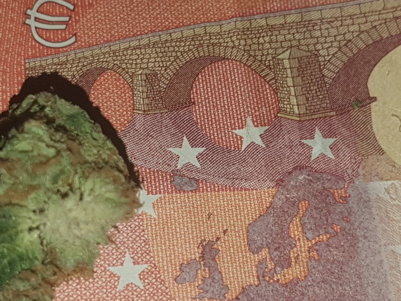 weed and 10 euro as background to make everything even more beautiful 😋🙌
