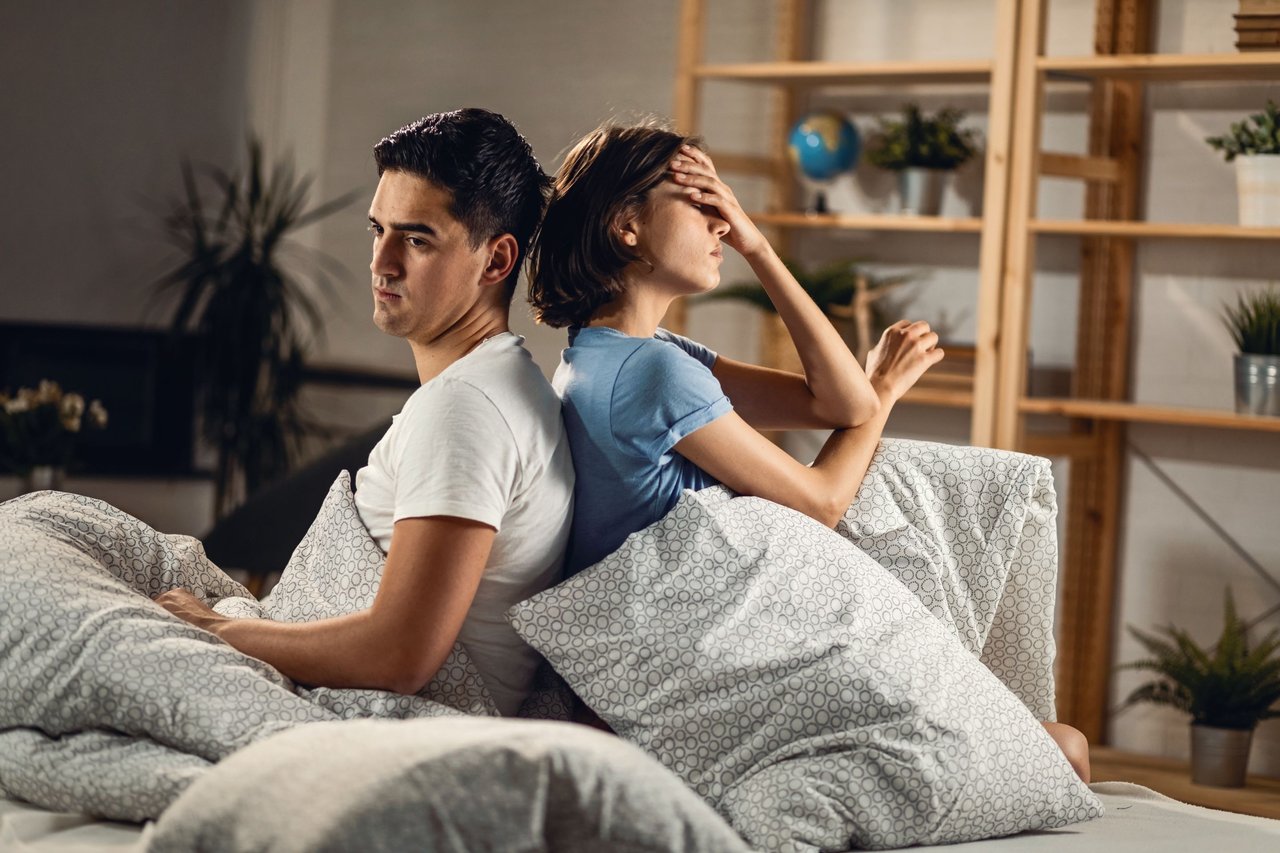 joven-pareja-triste-ignorandose-mutuamente-mientras-sientan-espalda-espalda-cama.jpg