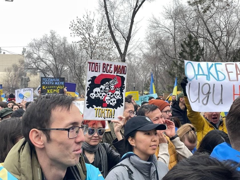 Митинги в поддержку украины. Митинг с плакатами. Плакаты митингующих за Украину. Лозунги в поддержку Украины.