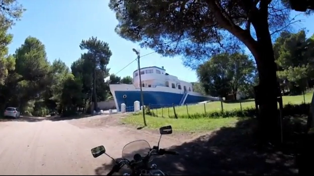 The ”Boat House” is a house of particular design located in the seaside resort of Pehuen-Co 