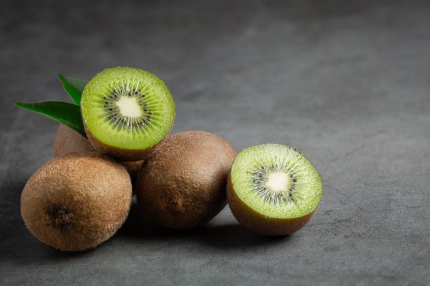 fresh_kiwi_cut_into_half_put_dark_floor_1150_28127.jpg