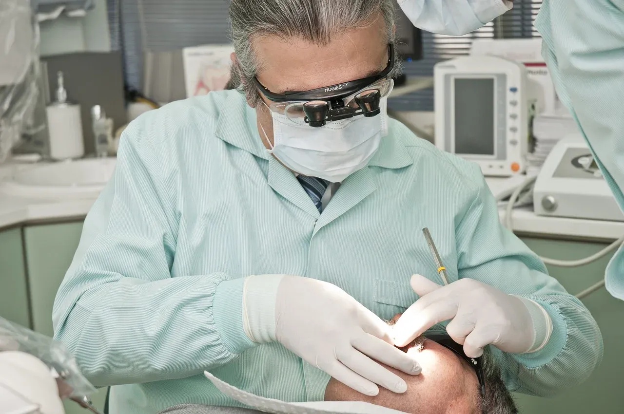 dentist-2530990_1280.webp