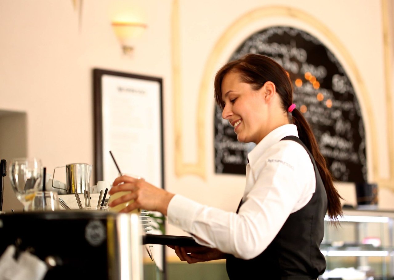 waitress2376728_1920.jpg