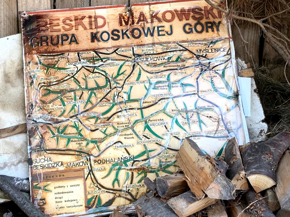 Mapa Beskidu Makowskiego przy stodole naprzeciw Cisów Raciborskiego