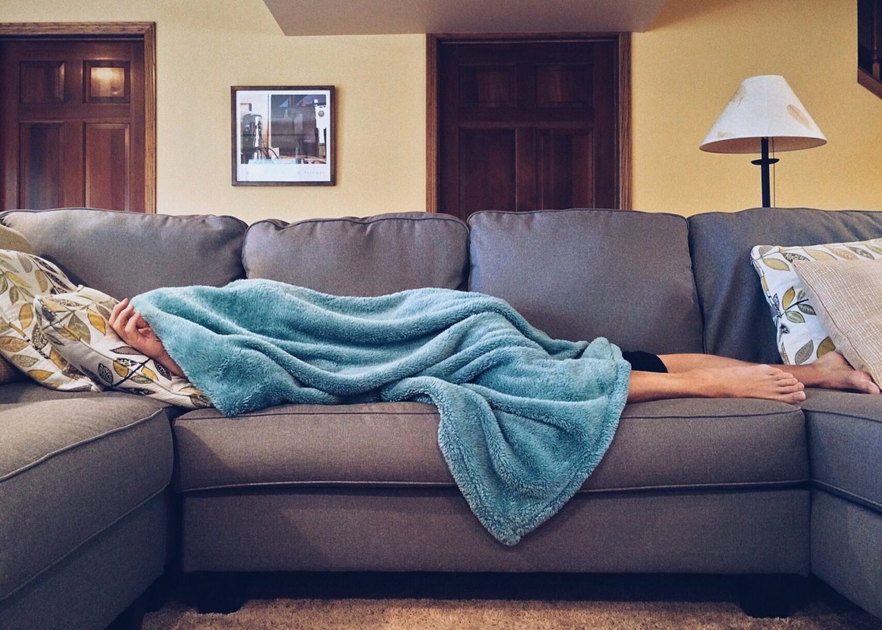 SleeepingInSofa-Noticiasya.jpg