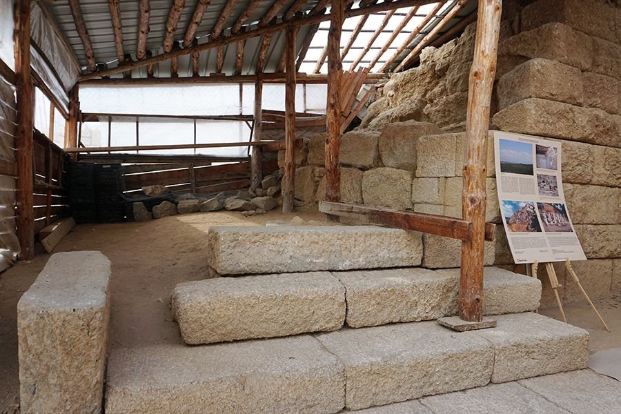 Thracian_Mound_003_s.jpg