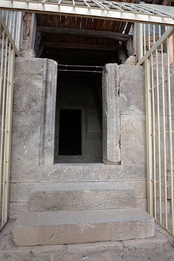 Thracian_Mound_005_s.jpg