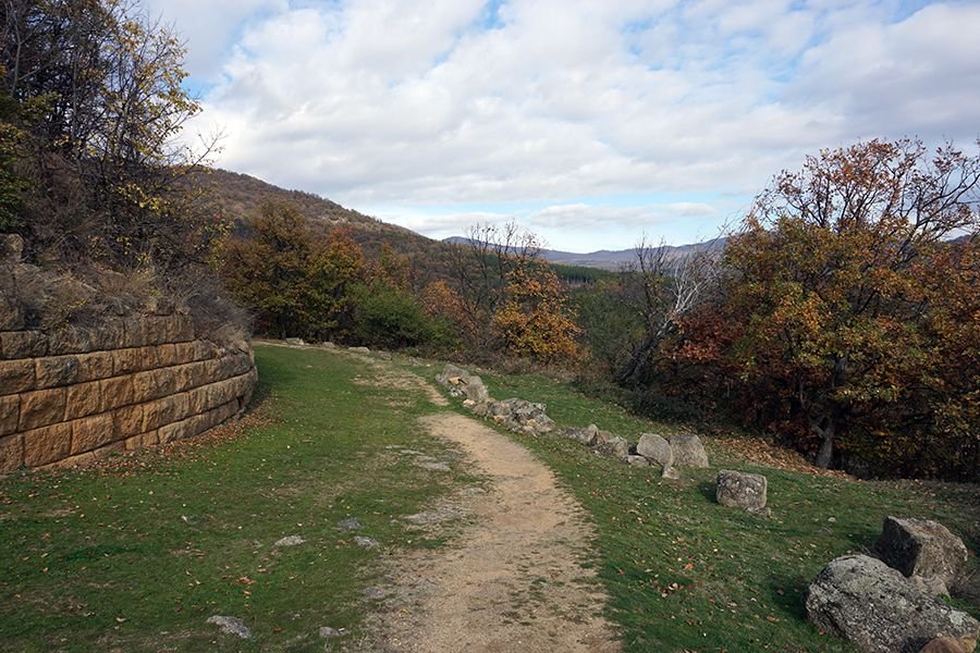 Thracian_Mound_012_s.jpg