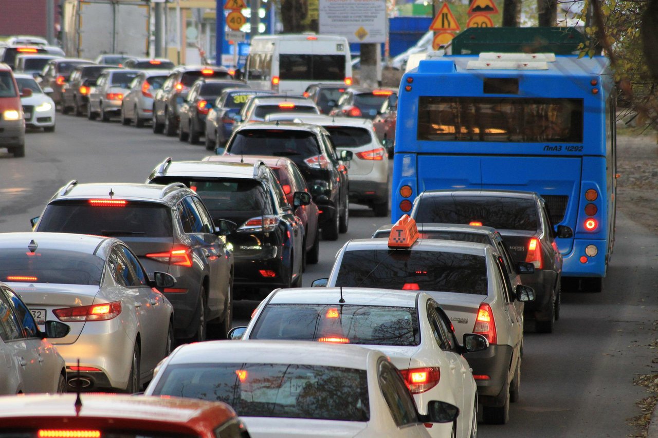 traffic-jam-gfb2425216_1920.jpg