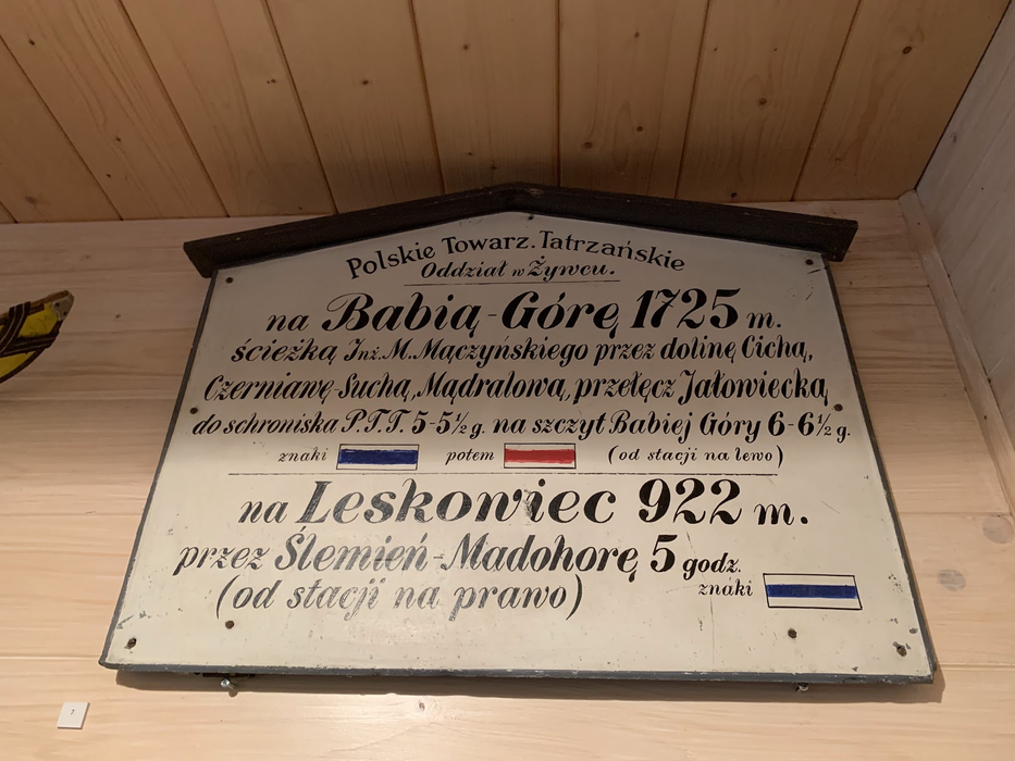 Tablica szlakowa PTT (oryginalnie umieszczona w Hucisku przy dworcu kolejowym, obecnie na ekspozycji przy schronisku PTTK Markowe Szczawiny)