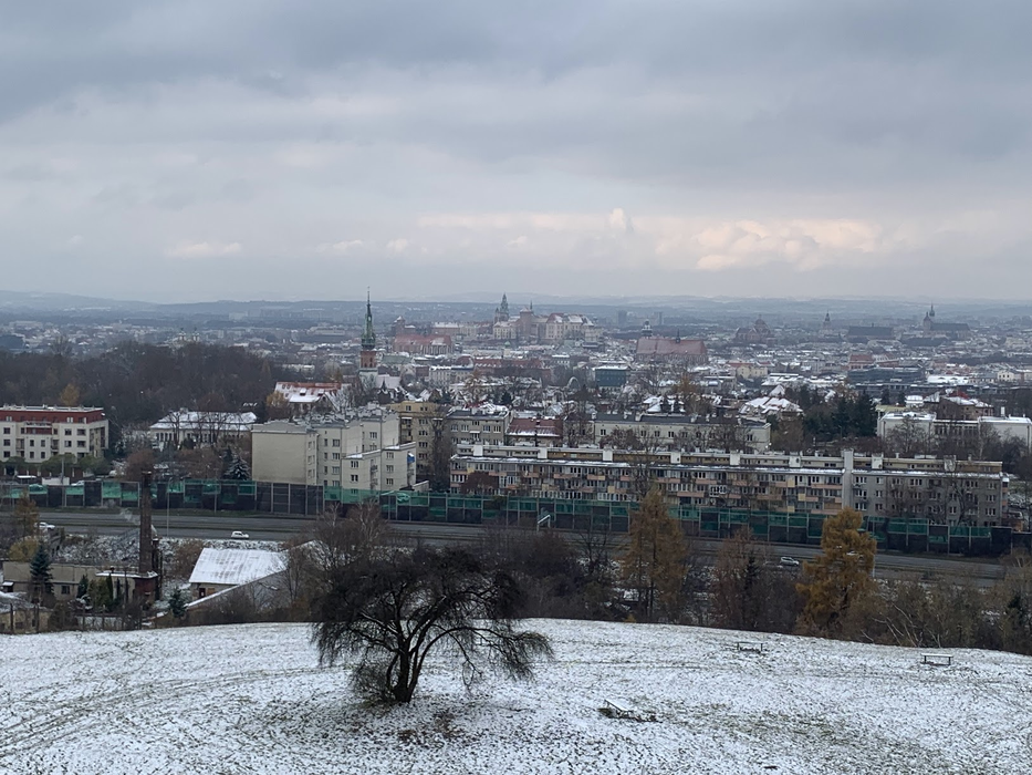 Panorama z kopca Krakusa w kier. płn-zach. W dali, w centrum - Wawel. Kościół na pierwszym planie, lekko po lewej - to kościół św. Józefa na rynku Podgórskim